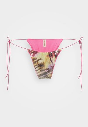 Parte inferior de bikini rosa con tiras laterales anudadas, que presenta un frontal de lentejuelas multicolores con un patrón de reptil. Etiqueta en la banda interior.