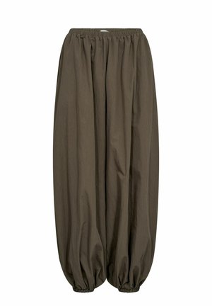 Pantaloni marroni, leggeri e dalla vestibilità ampia, con una fascia elastica aderente in vita e polsini elasticizzati arricciati alle caviglie. Texture liscia, design minimale.