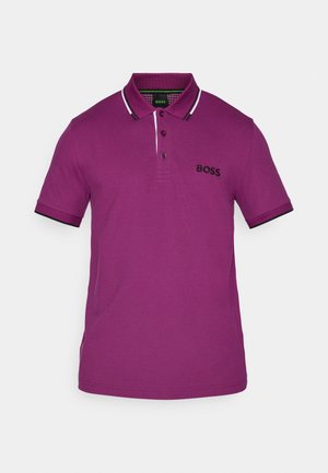 Lilla polo shirt med korte ærmer, en tre-knap lukning, sorte detaljer og broderet "BOSS" logo på brystet.