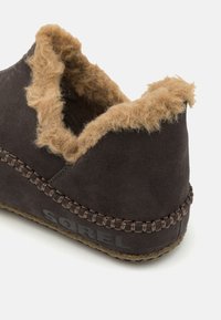 Sorel MANAWAN II - Chaussons - cognac