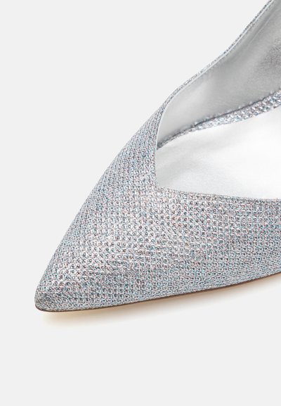 Zapato de tacón plateado con punta afilada, superficie texturizada y brillante, y un diseño de corte bajo que muestra un interior metálico suave.