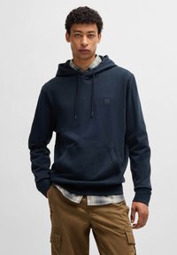 Marineblauwe hoodie van zachte stof, met een kangoeroezak, verstelbare koordkap en een klein logo-opdruk op de borst.