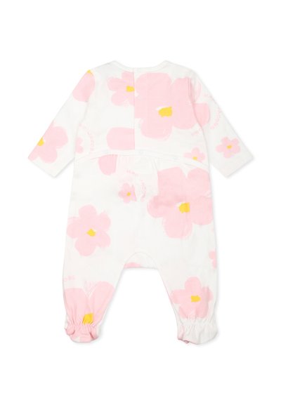 Combinaison en coton pour bébé, à manches longues, base blanche, grand imprimé floral rose, accents jaunes, fermeture à pression à l'arrière, poignets froncés aux chevilles.