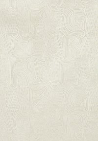 Gelaagd textiel in lichtbeige met een continu abstract patroon van woorden in donkerbeige, wat een gelaagd, driedimensionaal effect creëert.