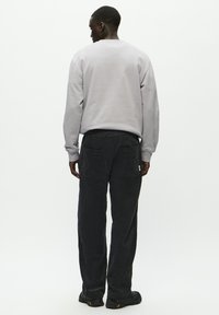 DOUBLE A BY W.W. LAX - Stoffhose - black sand
