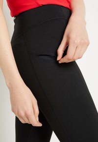 Svarta träningsleggings i stretchigt material, med en liten sidoficka och platta sömmar för ökad komfort. Extra mjukt material.