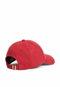 Rote Baumwoll-Baseballmütze mit gebogenem Schirm, verstellbarem Riemen hinten und Belüftungslöchern an den Seiten. Glatte Textur, schlichtes Design.