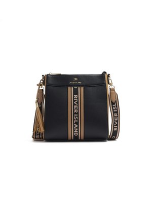 Czarna i brązowa torba na ramię River Island z regulowanym paskiem, centralnym paskiem z logo oraz ozdobną frędzlą przy bocznym zamku.