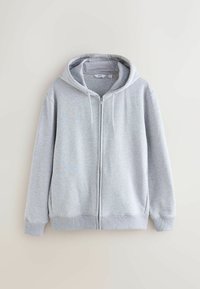 Sudadera con cremallera gris hecha de tela suave, con capucha ajustable por cordón, cierre frontal de cremallera y puños y dobladillo acanalados. Sin patrones visibles.