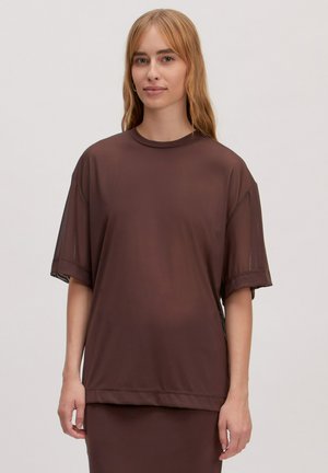 Bruine transparante t-shirt met korte mouwen en een ronde hals, voorzien van een zachte textuur en een losse pasvorm, gelaagd over een bijpassende rok.