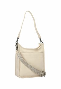 Beige leren handtas met een gestructureerde vorm. Heeft een dunne, verstelbare schouderband en een voorkantvak. De schouderband heeft tekstdetails. Verchroomde accenten.