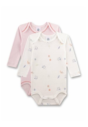 Zwei langärmelige Baby-Bodys, einer in hellrosa mit rotem Besatz und einer in Creme mit kleinen Vogel- und Blumenmotiven, flach ausgebreitet und überlappend.