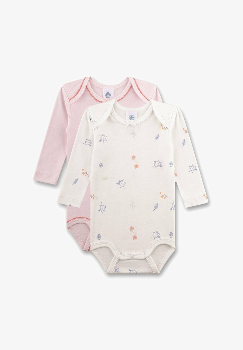 Zwei langärmelige Baby-Bodys, einer in hellrosa mit rotem Besatz und einer in Creme mit kleinen Vogel- und Blumenmotiven, flach ausgebreitet und überlappend.