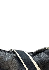 Zwarte leren handtas met een gestructureerd oppervlak, voorzien van een contrasterende geweven schouderband met lichtgekleurde accenten en een ritssluiting.