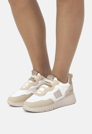 Las zapatillas deportivas en blanco y beige cuentan con una parte superior texturizada, un cuello acolchado y una suela de goma con agarres prominentes.