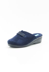 Scarpa slip-on in suede blu navy con tomaia testurizzata, tacco basso a zeppa e cinturino decorativo con strass sulla parte anteriore.