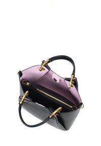 Borsa a tracolla in pelle nera con interni rosa, dettagli in oro, manici superiori e un compartimento con zip. Presenta una forma strutturata e decorazioni.