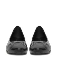 Mustaste nahkased kingad ümmarguse varbaga, sile tekstuur, minimaalne õmblusdetail ja madal profiil.