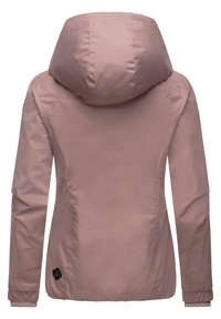 Ružová kapucňová bunda s hladkým povrchom, elastickými manžetami a logom na spodnej ľavej strane. Zadný pohľad ukazuje štíhly, moderný strih.