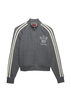 Szara kurtka na zamek z białymi paskami na rękawach, napis "U.S.A 83 Superdry" na piersi, ściągacze na mankietach i kołnierzu.