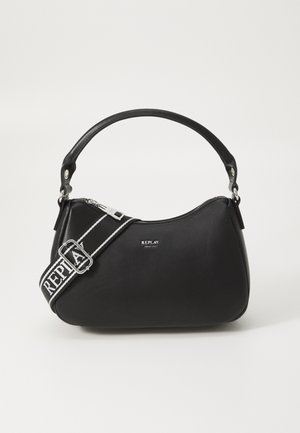 Sac à main en cuir noir avec un design courbé, une petite anse et une bandoulière amovible à motifs. Il est doté d'un logo en argent et d'une fermeture zippée.