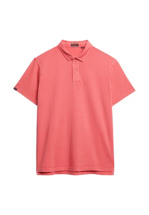 Koralfarvet kortærmet poloshirt lavet af bomuld, med en tre-knap lukning og en blød, glat tekstur.