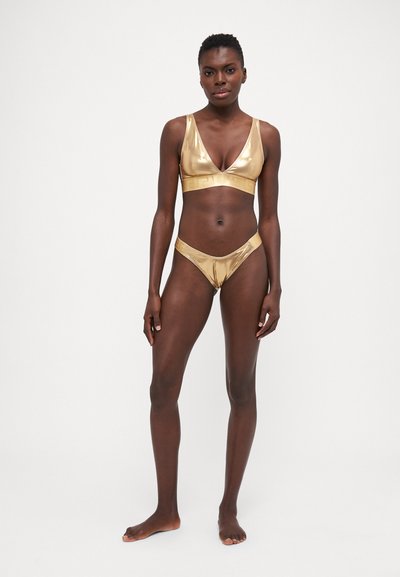 Ensemble de bikini métallique doré comprenant un bralette triangulaire avec larges bretelles et un bas de bikini taille basse au toucher doux et au design minimaliste.