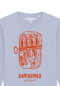 Chemise bleu clair ornée d'un graphique de boîte de sardines orange, avec des illustrations de poissons et le texte "SARDINES Portugal" en dessous.