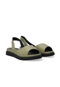 Grüne Leder Schuhe mit Slingback und offenem Zehendesign, schwarze Gummisohle und glatte Textur. Besitzt einen minimalistischen Stil und Ausschnittakzente.