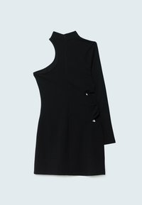 Robe noire asymétrique avec une manche longue, un col montant et des détails découpés à l'épaule et sur le côté, posée à plat sur un fond clair.