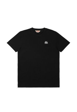 Camiseta negra de manga corta con cuello redondo y un pequeño parche con el logo de Lonsdale London en el pecho izquierdo.
