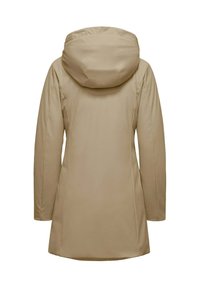 Cappotto impermeabile beige con un ampio cappuccio, maniche lunghe e una vestibilità aderente, con una texture liscia e senza elementi hardware visibili.