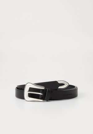 Cintura in pelle nera arrotolata con fibbia in stile western argentata e punta della cintura argentata abbinata su sfondo bianco.