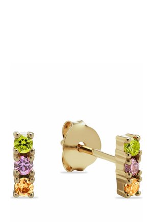 Ørestikker i guld med tre runde ædelsten i grønt, pink og orange, arrangeret lodret på hver ørering.