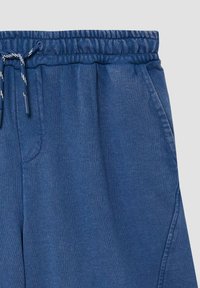 Blauwe broek met een trekkoord in de taille, twee zijzakken en een gladde stoftextuur met een subtiele glans.