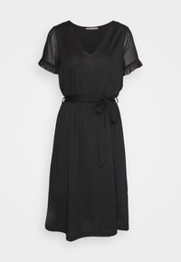 Černé šaty s výstřihem do V, krátkými průhlednými volány, úzkým pasem a zavazováním. Mají splývavou sukni a lehký materiál.