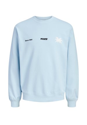 Világoskék pulóver a mellkasán "Since 1990," "JJcore" logóval és egy kis fehér pálmafával.