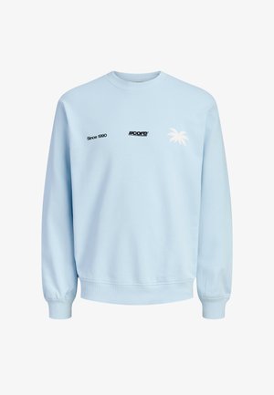 Sweat-shirt bleu clair avec l'inscription « Since 1990 », le logo « JJcore » et un petit graphisme blanc d'un palmier sur la poitrine.
