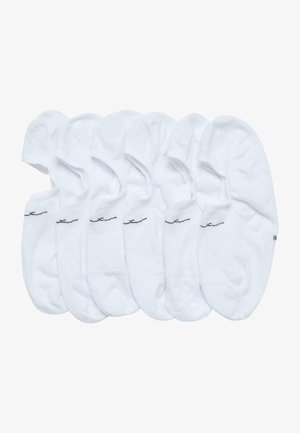 Sosete albe până la glezne, realizate dintr-un amestec moale de bumbac, având o textură canelată și un mic logo negru pe lateral. Pachet cu șase perechi.