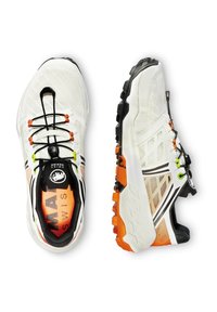 Białe buty sportowe z siateczkową cholewką, czarnymi i pomarańczowymi akcentami, teksturowaną podeszwą i elastycznymi sznurowadłami. Zawierają logo na języku.