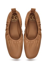 Bailarinas de cuero color marrón claro con bordes fruncidos, punta redondeada y una textura suave. Logotipo dorado "CG Cesare Gaspari Barcelona" en la plantilla.