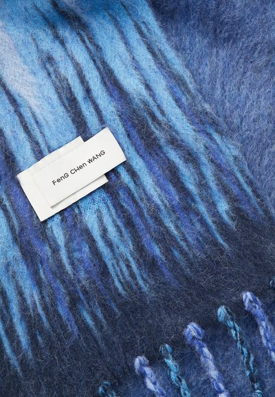 Gestreifte, blaue und marineblaue, flauschige Wollschal mit fransigen Enden und einem weißen Etikett mit der Aufschrift "Feng Chen Wang".