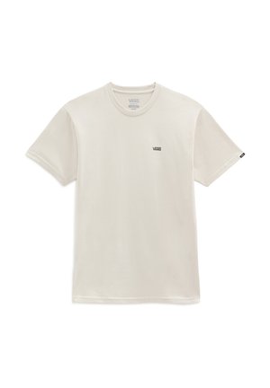 Maglietta in cotone beige con logo piccolo, pantaloni neri e borsa a quadri bianca e nera con chiusura a cordoncino e tracolla regolabile.