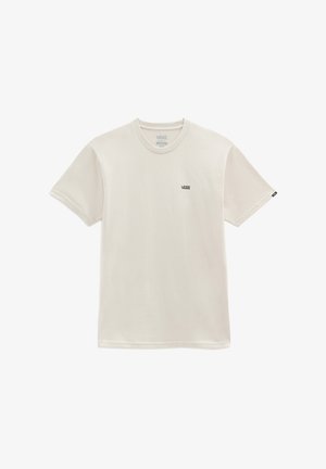 Camiseta de algodón beige con pequeño logo, pantalones negros, y bolso de cuadros en blanco y negro con cierre de cordón y correa ajustable.