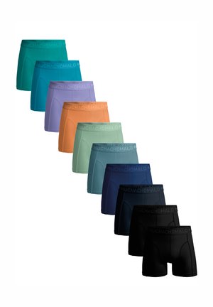 Zehn Paar Boxershorts in einer Reihe, jeweils in unterschiedlichen Farben, mit "MUCHACHOMALO"-Logo am Bund.