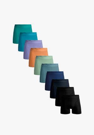 Zehn Paar Boxershorts in einer Reihe, jeweils in unterschiedlichen Farben, mit "MUCHACHOMALO"-Logo am Bund.