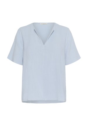 Svetlomodrá blúzka s krátkym rukávom a výstrihom do V, vyrobená z hladkej tkaniny. Má uvoľnený strih a rovný lem. Bez vzorov alebo ozdôb.
