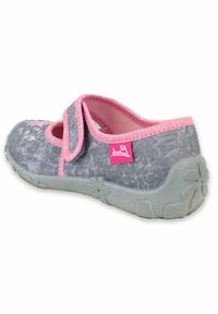 Graue Stoffschuhe mit rosa Akzenten, Klettverschlussriemen und strukturiertem Gummisohle mit Blumenmustern. Weiche Innensohle für Komfort.