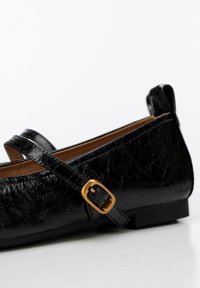 WITTCHEN Ballerine con cinturino - black