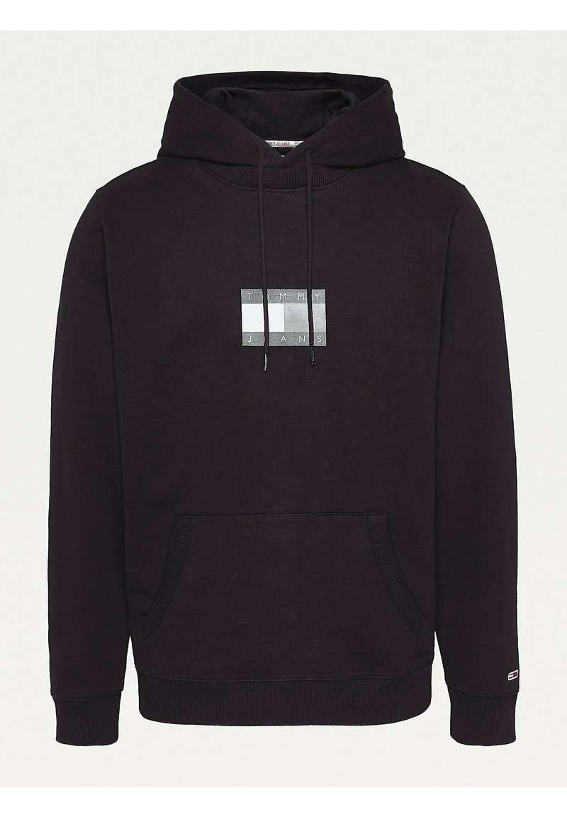 Sudadera negra con un bolsillo frontal, con un gráfico cuadrado en el centro que dice "TOMMY JEANS". Estilo simple y casual.